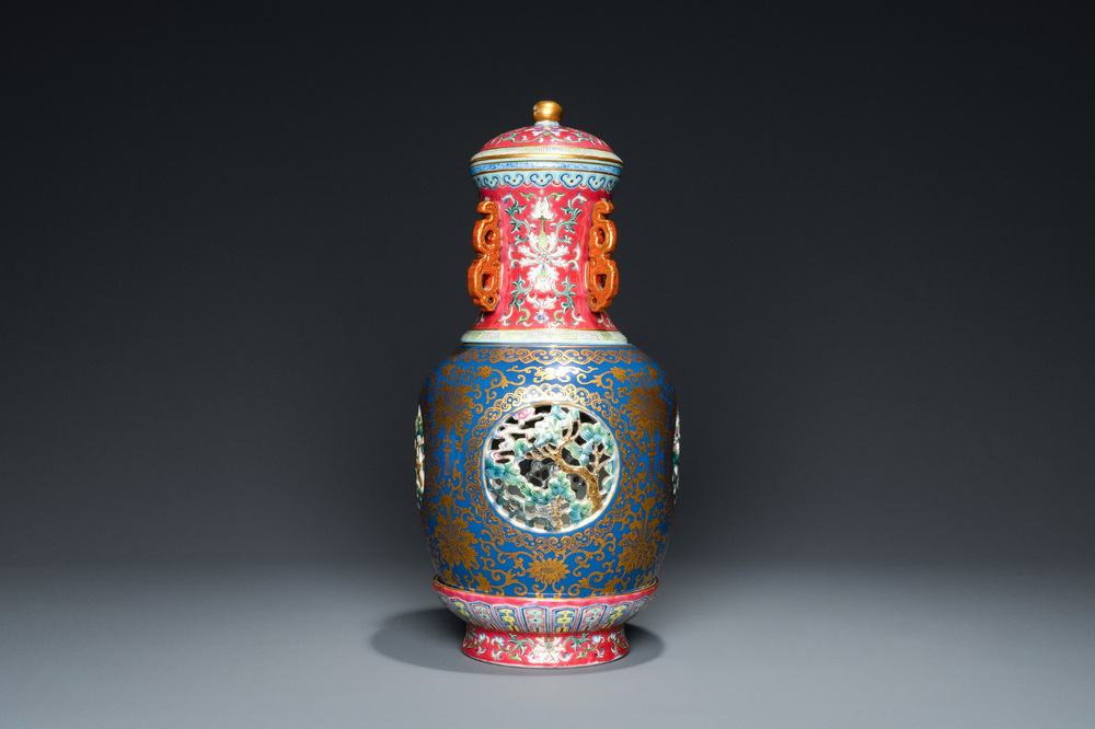 Un vase ajour&eacute; et tournant en porcelaine de Chine famille rose compos&eacute; de quatre pi&egrave;ces, marque de Qianlong, R&eacute;publique