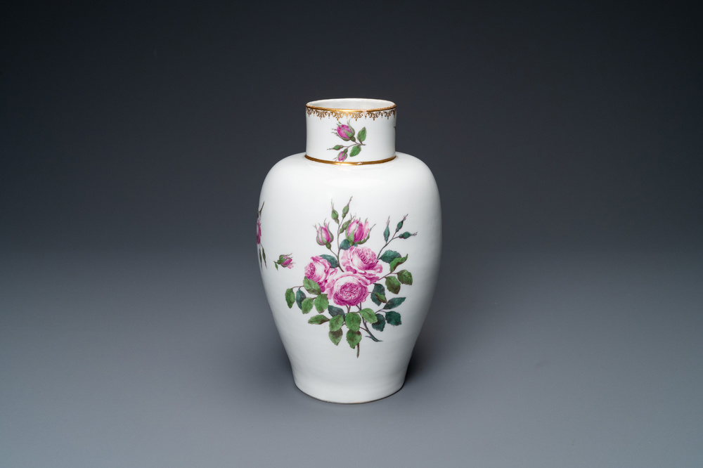 Een vaas met fijne roze rozen, Meissen, A.R. merk voor Augustus Rex, 18e eeuw
