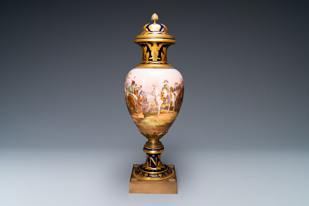 Un grand vase couvert figurant Napoleon en porcelaine dans le style de S&egrave;vres &agrave; monture en bronze dor&eacute;, sign&eacute; Desprez, France, 19&egrave;me