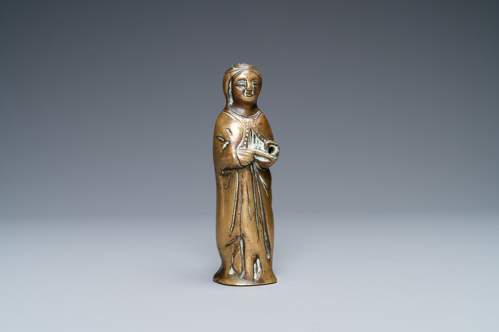 Un ornement de lustre en bronze en forme d'une Vierge, Flandres, 16&egrave;me