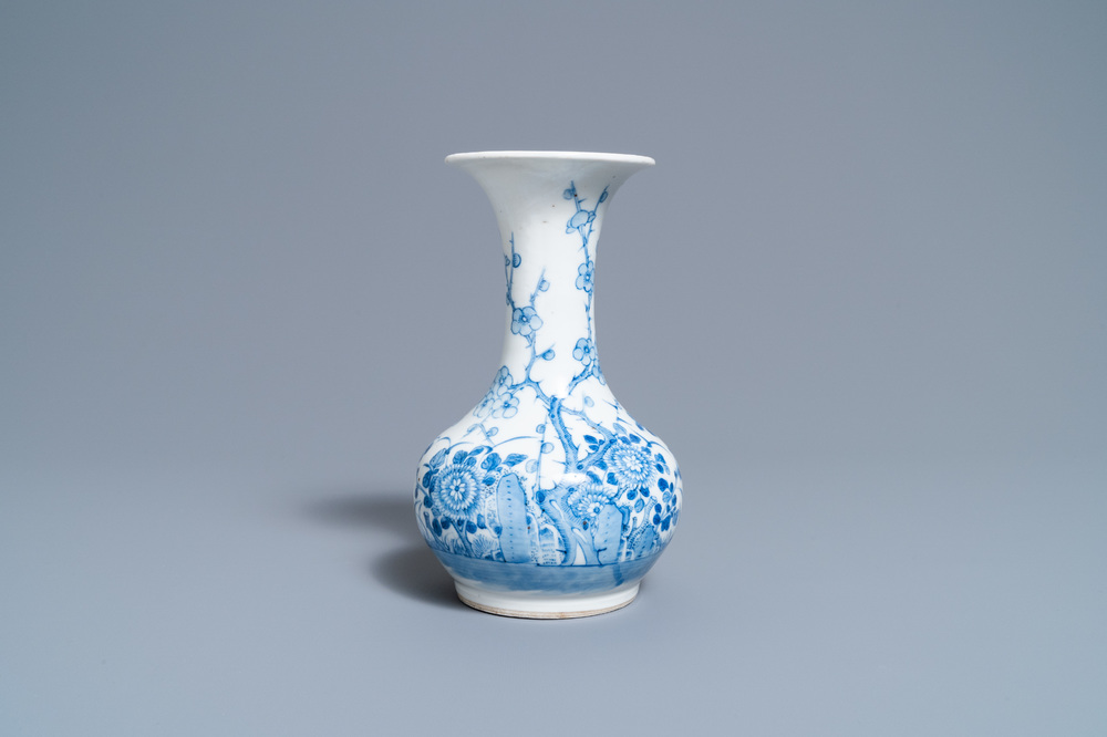 A Chinese blue and white 'Bleu de Hue' vase for the Vietnamese market, 'The Glory of Hanoi mark', 19th C.