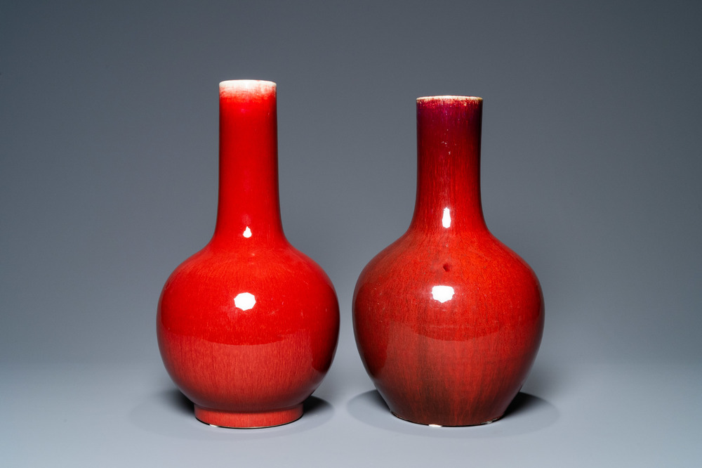 Deux vases de forme bouteille en porcelaine de Chine sang de boeuf monochrome, 19/20&egrave;me
