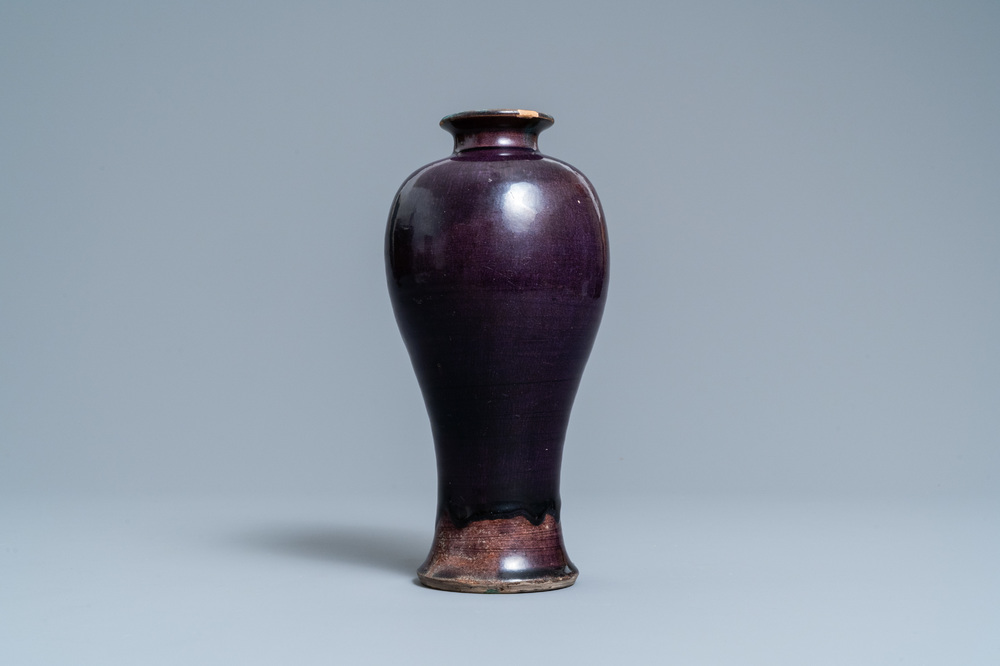 Un vase de forme 'meiping' en porcelaine de Chine aubergine monochrome, Ming