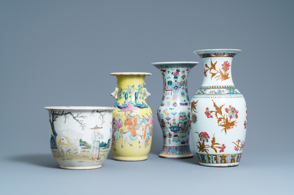 Trois vases et une jardini&egrave;re en porcelaine de Chine famille rose, 19&egrave;me