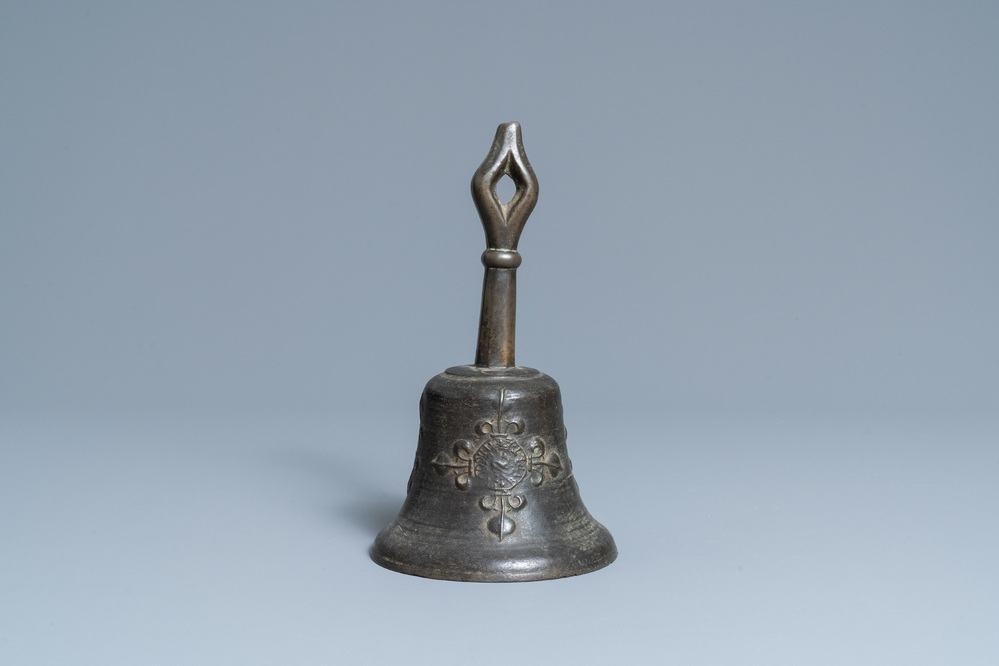 Une cloche en bronze &agrave; d&eacute;cor appliqu&eacute; de fleurs de lys et d'un m&eacute;daillon IHS, France, 16&egrave;me