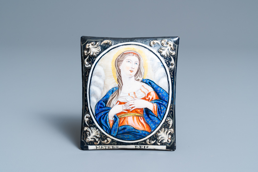 Une plaque en &eacute;mail peint polychrome repr&eacute;sentant la Vierge et inscrit 'Mater Dei', Limoges, France, 1&egrave;re moiti&eacute; du 18&egrave;me
