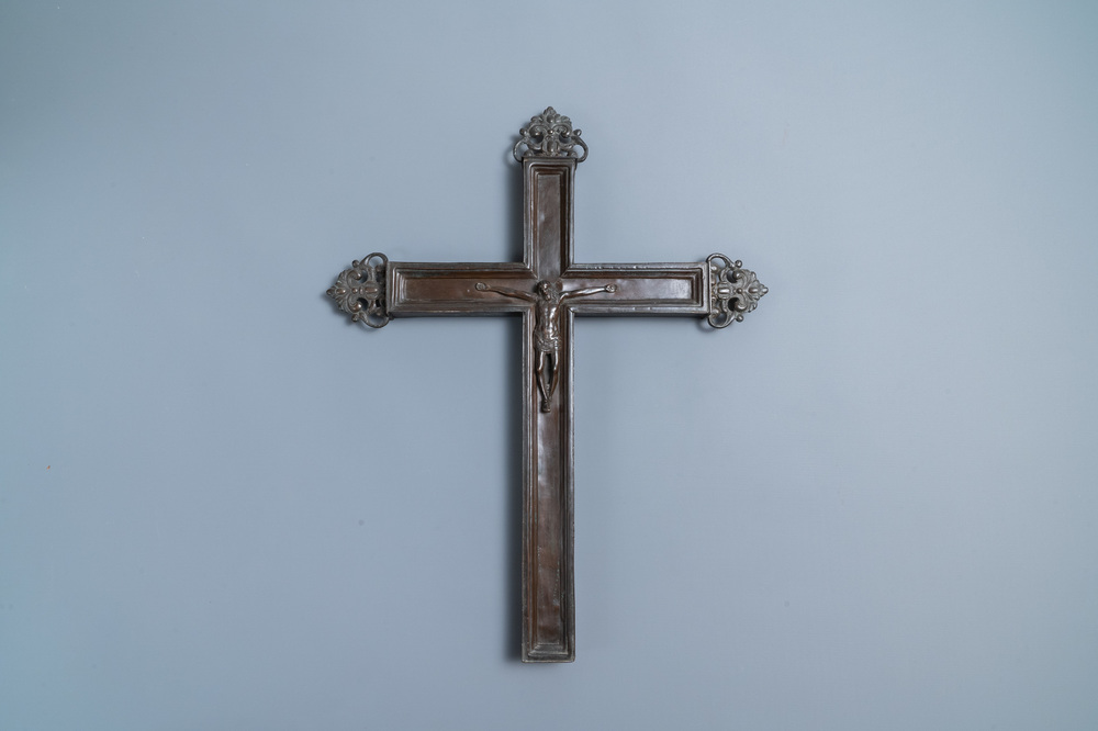 Une croix de procession en cuivre au Christ en bronze, France ou Allemagne, 17/18&egrave;me