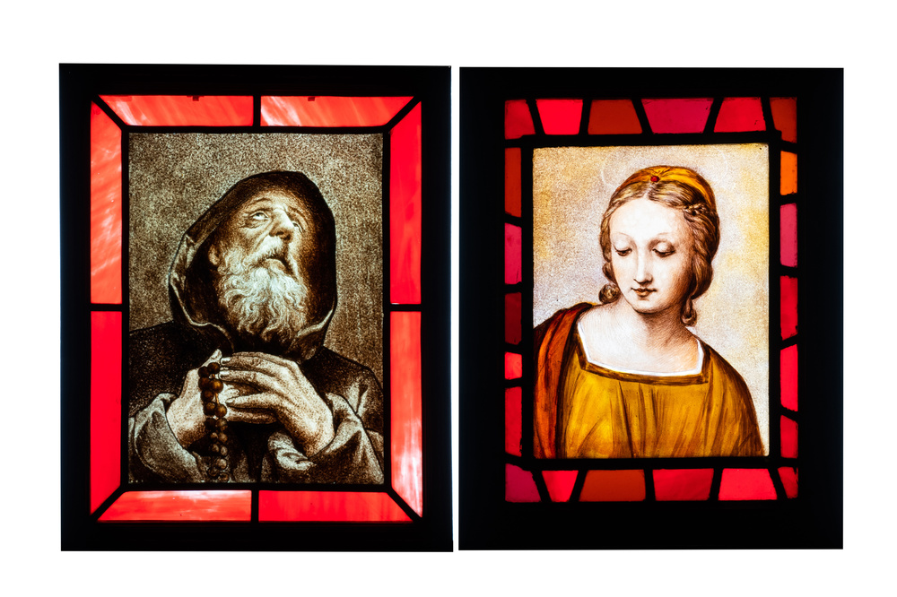 Deux vitraux repr&eacute;sentant un moine et un buste de femme d'apr&egrave;s Rapha&euml;l, 19&egrave;me