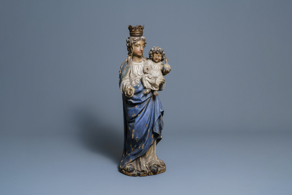 Een grote gepolychromeerde eikenhouten figuur van een Madonna met kind, 17e eeuw