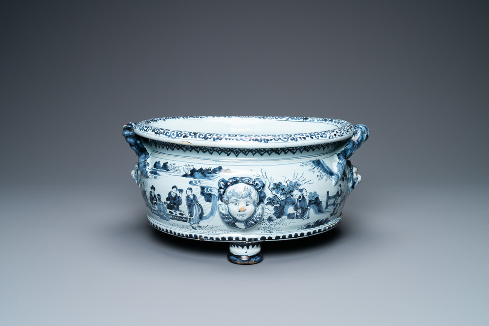 Une jardini&egrave;re de forme ovale en fa&iuml;ence de Delft en bleu et blanc &agrave; d&eacute;cor de chinoiserie, fin du 17&egrave;me