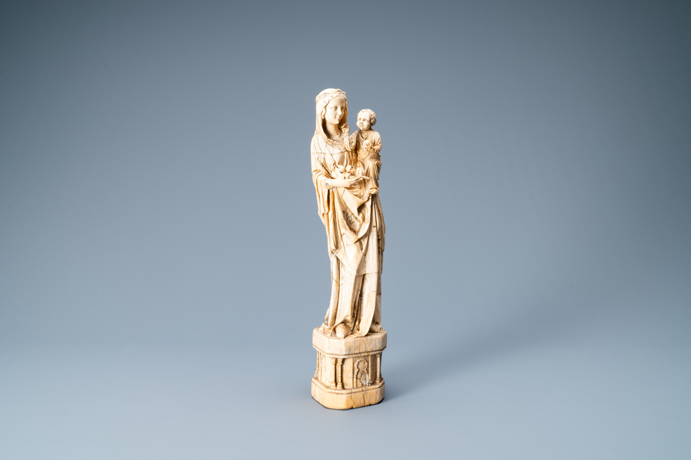 Une statue d'une Vierge &agrave; l&rsquo;Enfant en ivoire sculpt&eacute;, probablement France, 15/16&egrave;me