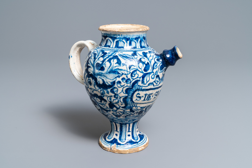 A blue and white Antwerp maiolica 'a foglie' wet drug jar, 2nd half 16th C.