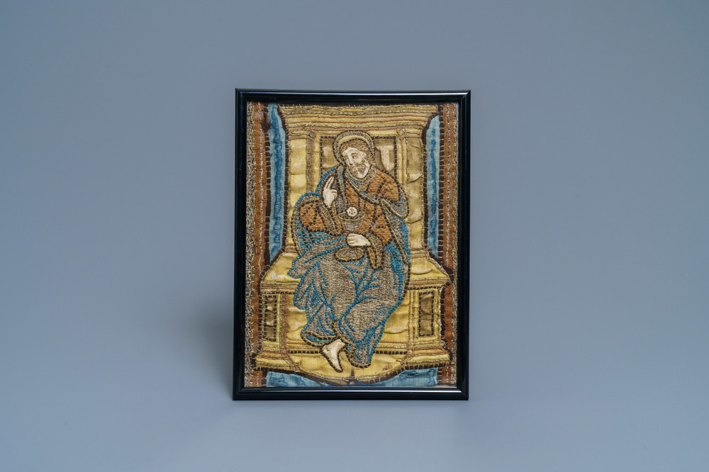 Een geborduurd textielfragment met Christus op de troon met een kelk, Itali&euml;, 16e eeuw