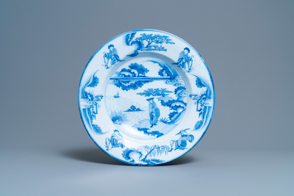 Een blauw-witte Delftse chinoiserie schotel met medaillons achterop, eind 17e eeuw