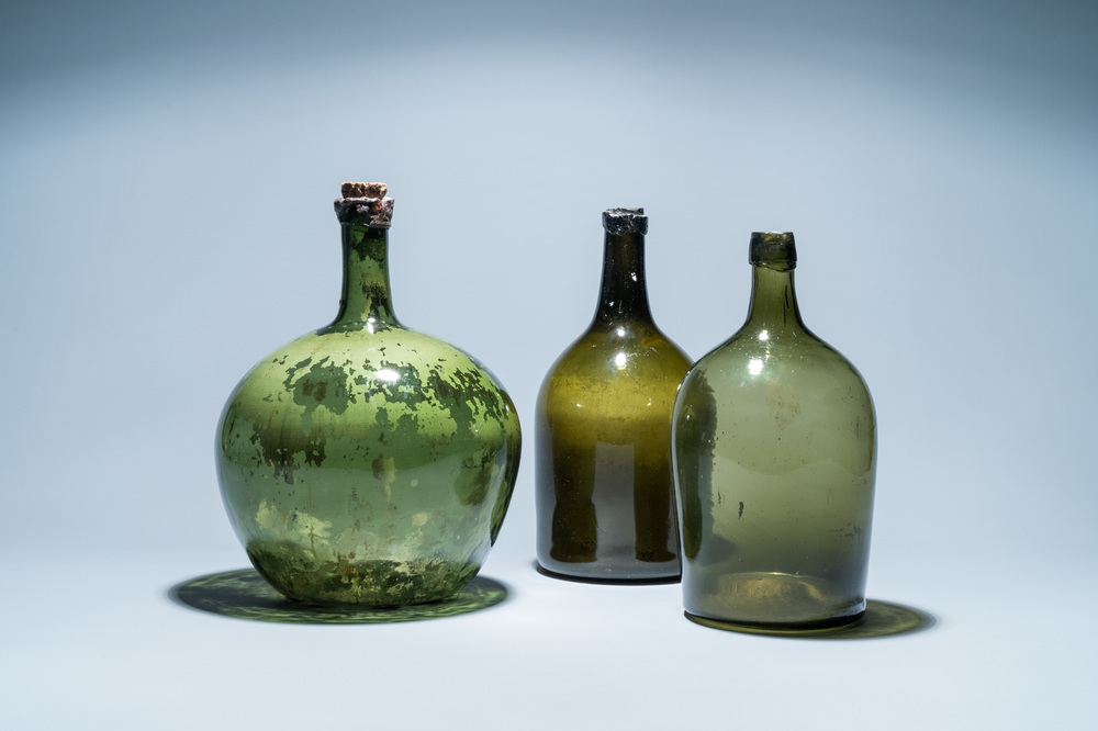 Drie grote groene glazen flessen, 18e eeuw