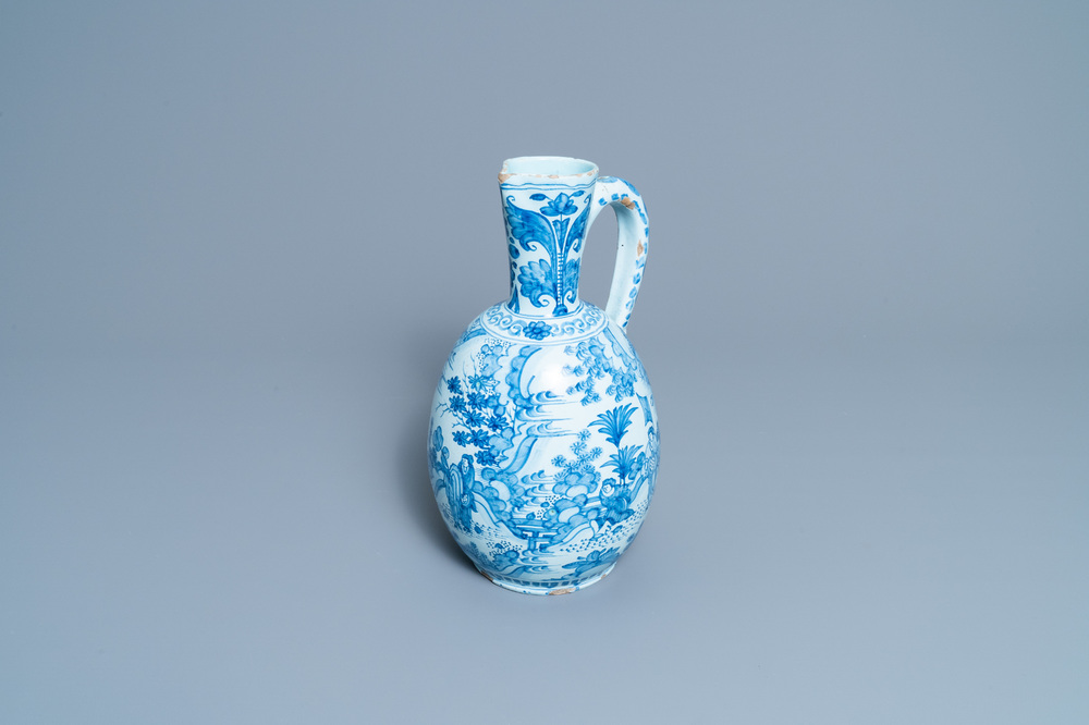 Une grande verseuse en fa&iuml;ence de Delft en bleu et blanc &agrave; d&eacute;cor de chinoiserie, fin du 17&egrave;me