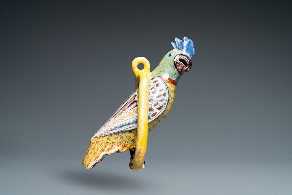 Un mod&egrave;le d'un perroquet en fa&iuml;ence polychrome de Delft, 18&egrave;me