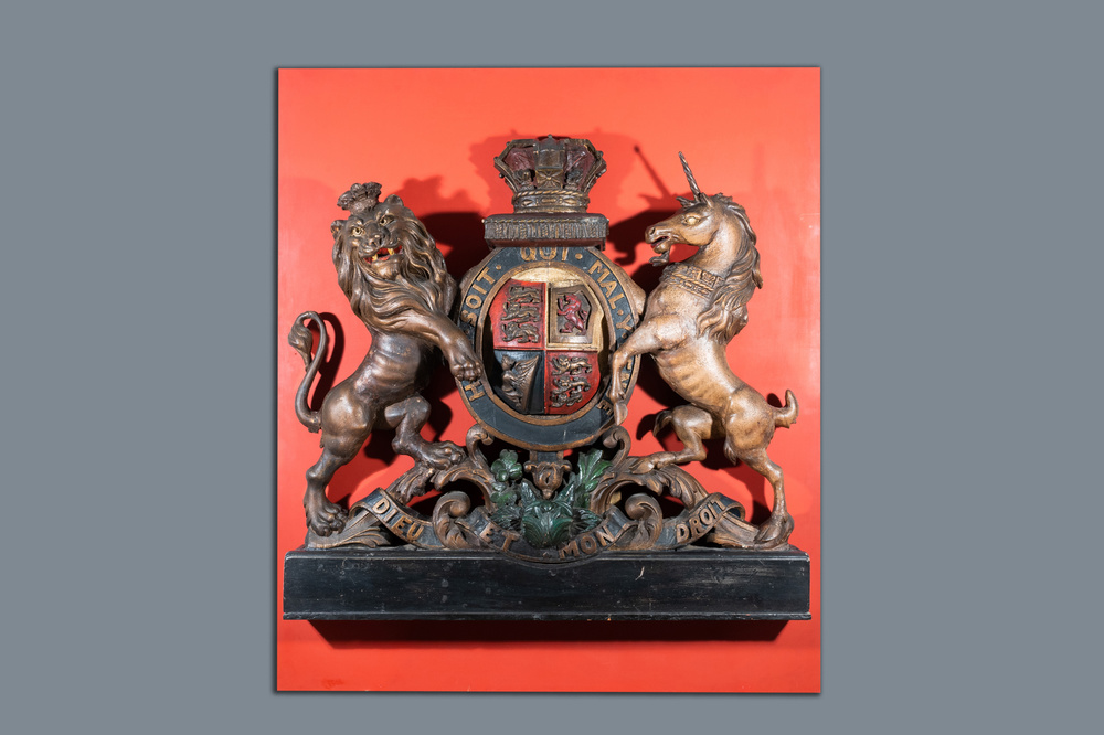 Een groot gepolychromeerd houten koninklijk wapen van het Verenigd Koninkrijk, 19e eeuw