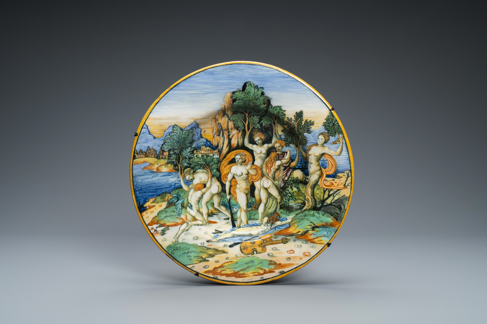 Een mythologische schotel in Italiaanse majolica met 'De transformatie van de maenaden' uit het Lanciarini servies, Urbino, 16e eeuw