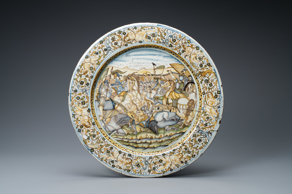 Un grand plat en fa&iuml;ence de Castelli polychrome &agrave; d&eacute;cor d'une bataille, atelier de Francesco Grue, Italie, 1&egrave;re moiti&eacute; du 17&egrave;me