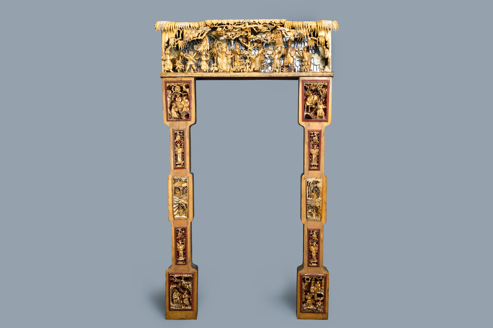 A Chinese gilded wood carving on matching pillars, 19th C.