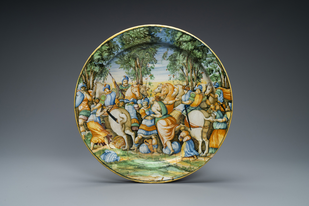 Un grand plat en majolique italienne &agrave; sujet mythologique de 'L&rsquo;Enl&egrave;vement des Sabines', atelier d'Orazio Fontana, Urbino, milieu du 16&egrave;me