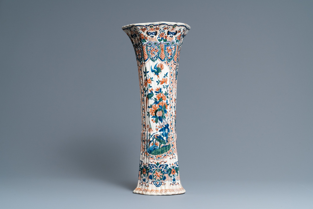 Un grand vase en fa&iuml;ence de Delft en palette cachemire, ca. 1700