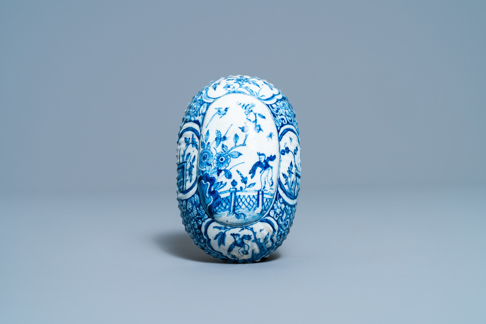 Een geribde blauw-witte Delftse borstelrug met chinoiserie decor, 18e eeuw