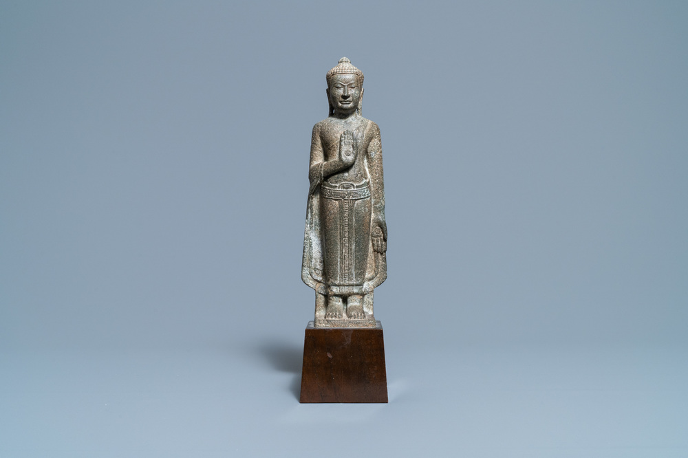 Een Khmer zandstenenen figuur van Boeddha, Thailand, Lopburi periode, 12/14e eeuw