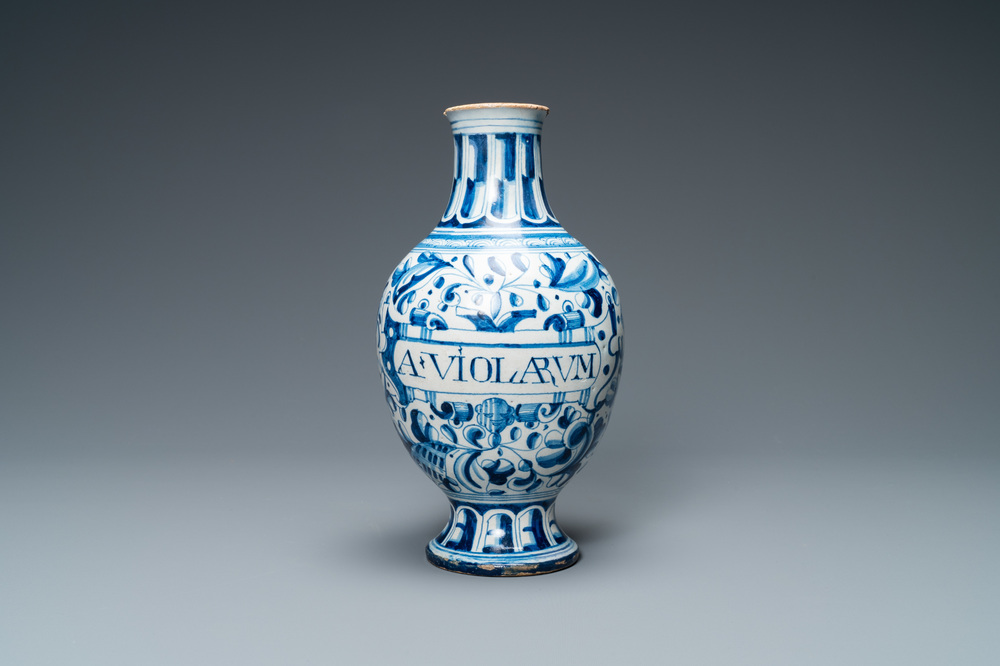 Een blauw-witte Antwerpse majolica 'a foglie' apothekersfles, 2e helft 16e eeuw