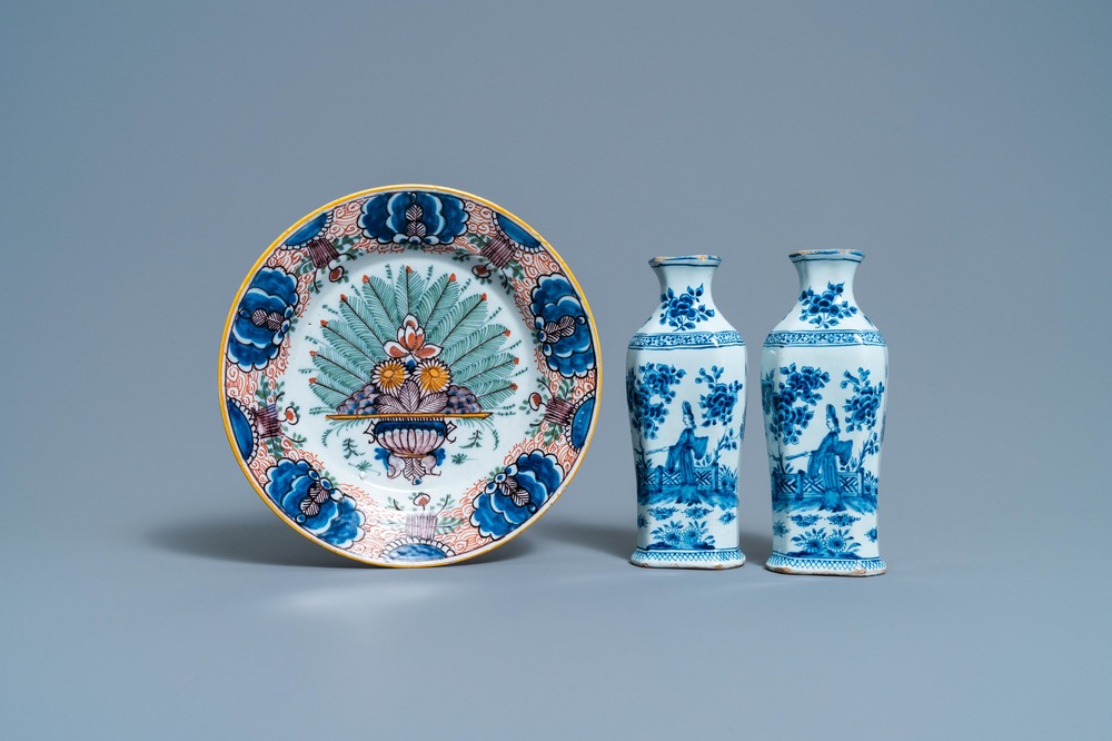 Une paire de vases en fa&iuml;ence de Delft en bleu et blanc et une assiette 'queue de paon' polychrome, 18&egrave;me