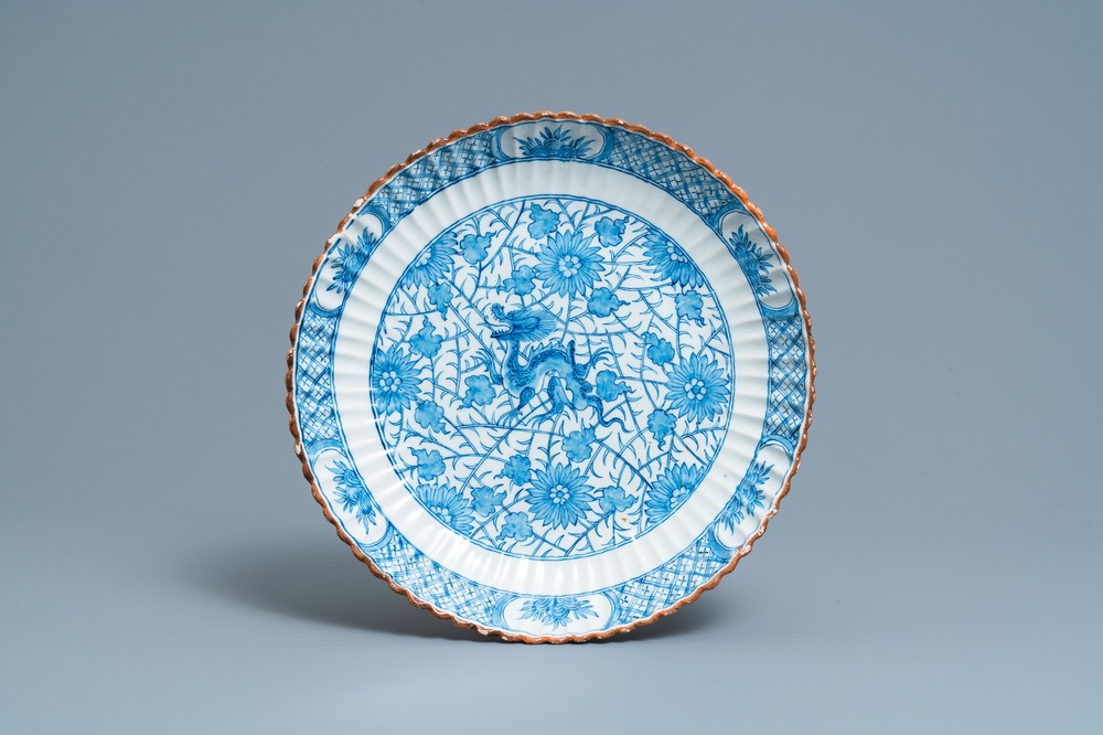 Een geribde blauw-witte Delftse chinoiserie 'draken' schotel, 18e eeuw