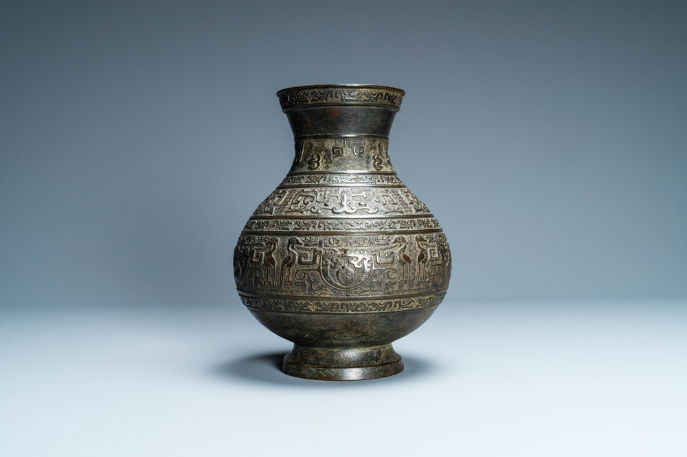 Een Chinese archa&iuml;sche bronzen 'hu' vaas met inscripties, 17/18e eeuw