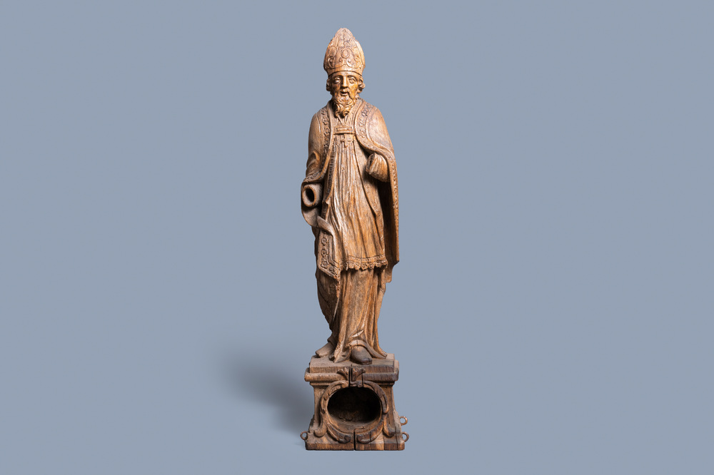 Une grande statue d'un Saint Ev&ecirc;que en ch&ecirc;ne sculpt&eacute; sur base reliquaire monoxyle, Flandres, 18&egrave;me