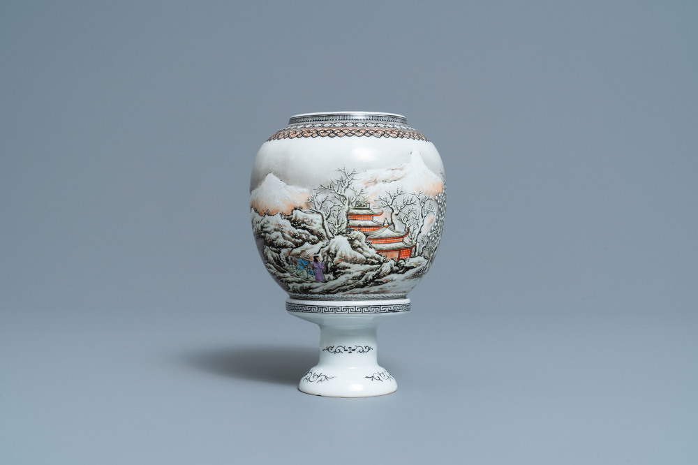 Une lanterne en porcelaine de Chine coquille d'oeuf &agrave; d&eacute;cor d'un paysage hivernale, R&eacute;publique