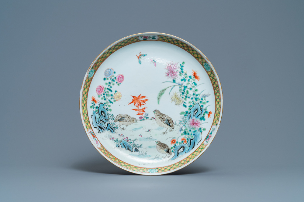 Un plat en porcelaine de Chine famille rose &agrave; d&eacute;cor de cailles, 19/20&egrave;me