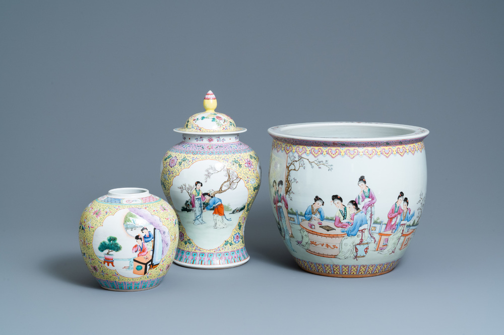 Deux vases et un aquarium en porcelaine de Chine famille rose, R&eacute;publique