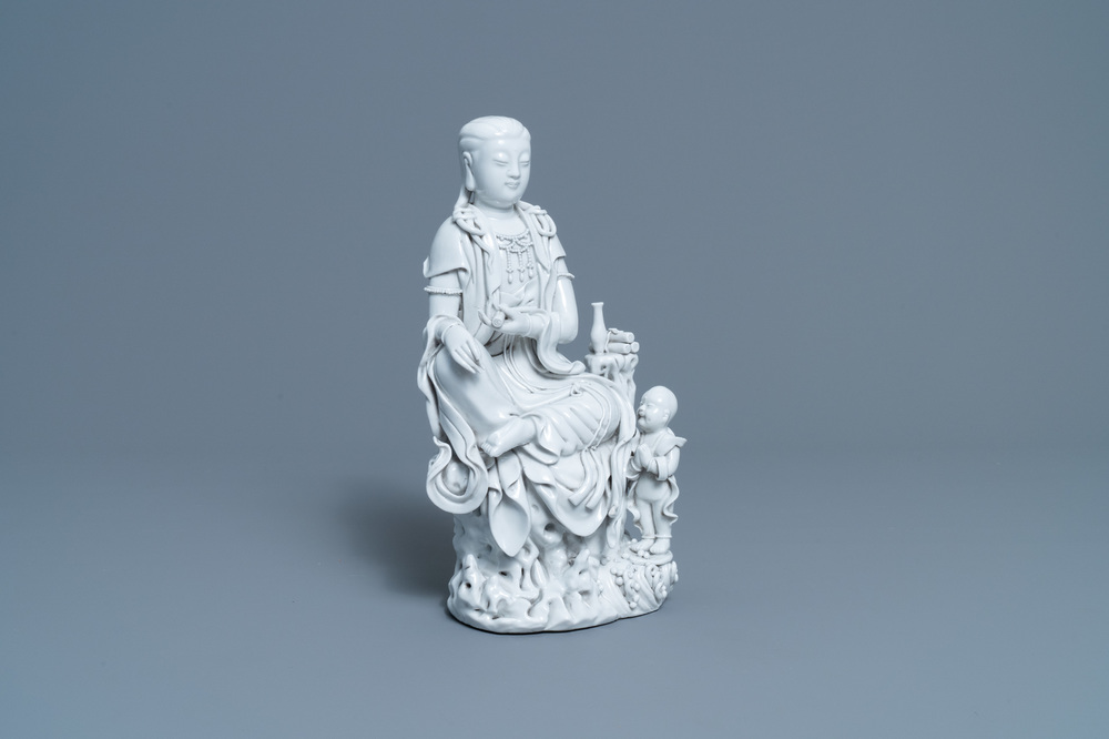 Une figure de Guanyin en porcelaine blanc de Chine de Dehua, marque de He Chaozong, 20&egrave;me