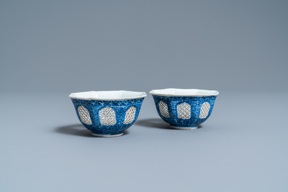 Une paire de bols ajour&eacute;s de forme octagonale en porcelaine de Chine en bleu et blanc, Kangxi