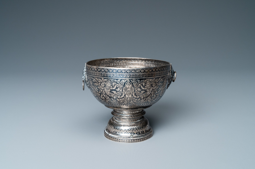 Een Thaise ni&euml;llo zilveren 'Thom Ngoen' kom, 19/20e eeuw