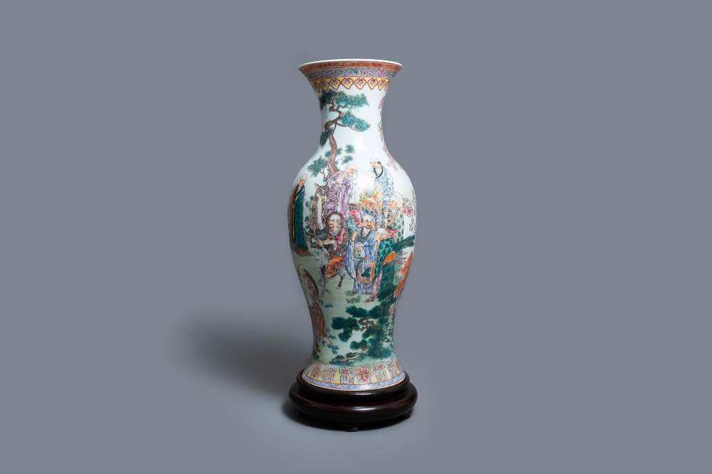 Un grand vase en porcelaine de Chine famille rose &agrave; d&eacute;cor d'immortels, R&eacute;publique