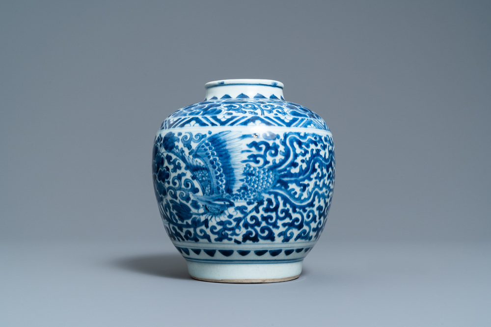 Un pot en porcelaine de Chine en bleu et blanc &agrave; d&eacute;cor de ph&eacute;nix, marque d'un li&egrave;vre, &eacute;poque Transition