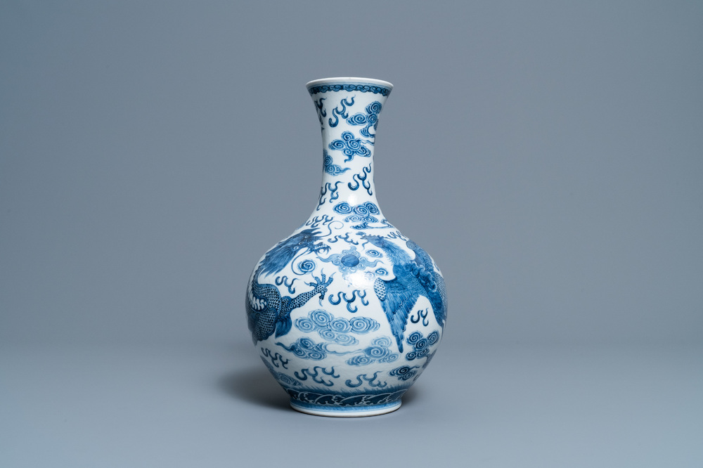 Un vase en porcelaine de Chine en bleu et blanc &agrave; d&eacute;cor d'un dragon et d'un ph&eacute;nix, marque de Qianlong, 19/20&egrave;me
