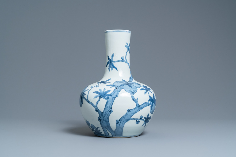 Un vase de forme 'tianqiu ping' en porcelaine de Chine en bleu et blanc &agrave; d&eacute;cor de neuf p&ecirc;ches, marque de Qianlong, 20&egrave;me