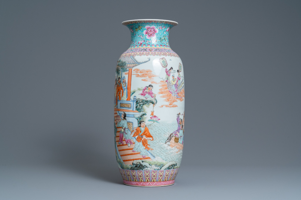 Un vase en porcelaine de Chine famille rose, marque de Qianlong, R&eacute;publique