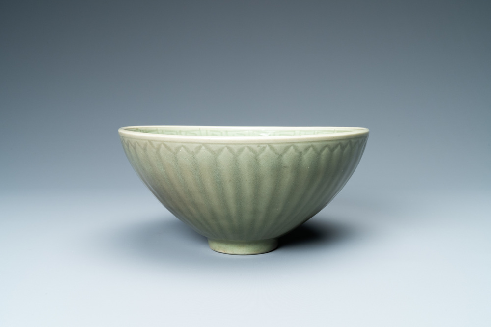 Een fraaie Chinese Longquan celadon 'lotus' kom, Yuan/Ming