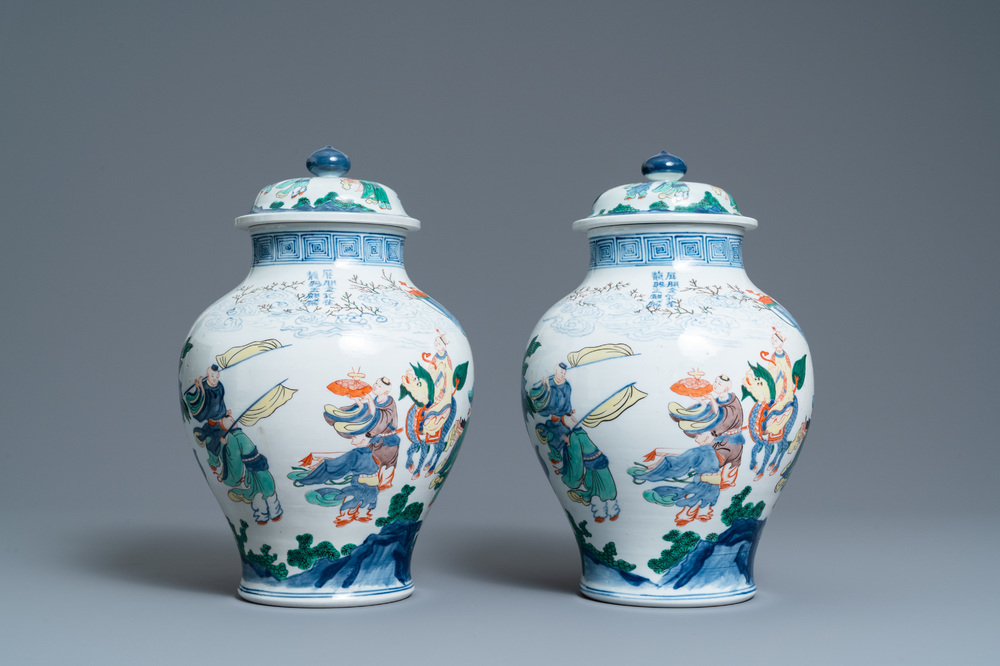 A pair of Chinese wucai vases and covers, 19/20th C.