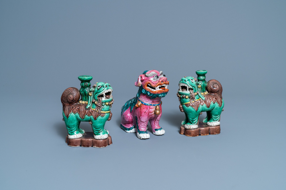 Un mod&egrave;le d'un lion bouddhiste en porcelaine de Chine famile rose et une paire de porte-encens en biscuit &eacute;maill&eacute; vert, 19&egrave;me