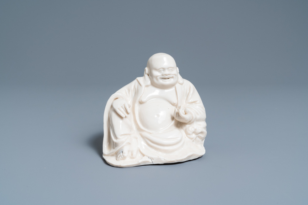 Une figure de Bouddha en porcelaine blanc de Chine de Dehua, 18/19&egrave;me