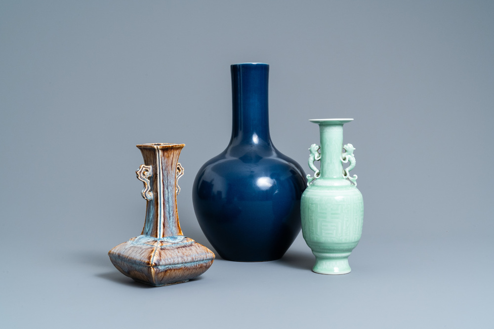 Deux vases en porcelaine de Chine monochrome et un &agrave; &eacute;mail flamb&eacute;, 19/20&egrave;me